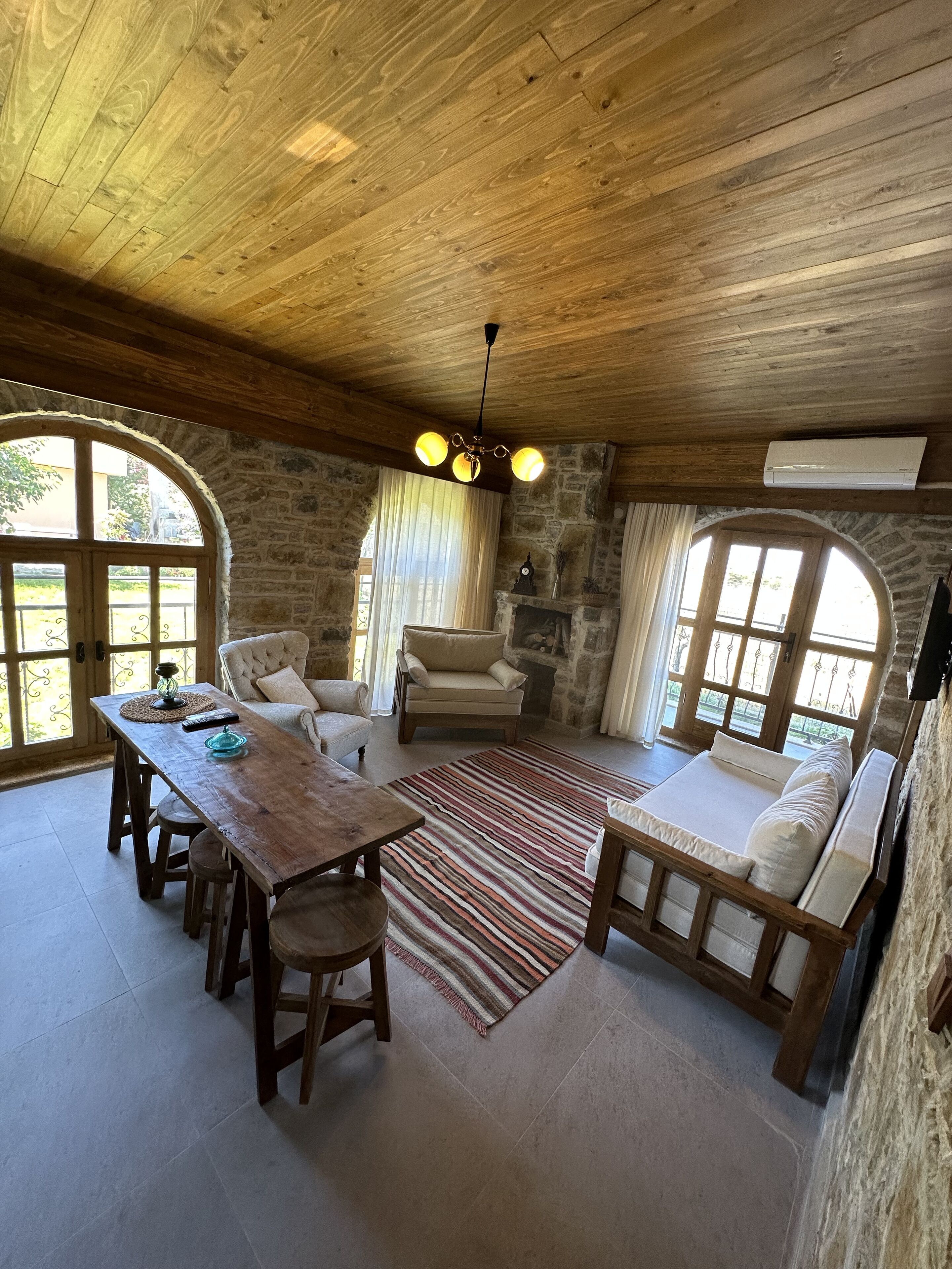 Traditional Cottage | Living area | Flat-screen TV