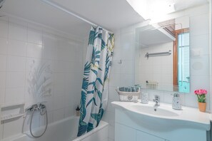 Douche, sĂšche-cheveux, serviettes fournies, savon
