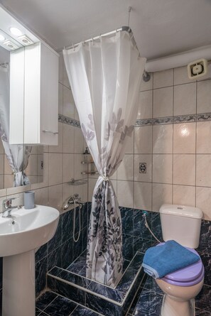 Dusj, hårføner, håndklær og såpe