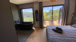 4 bedrooms, iron/ironing board, travel cot, free WiFi