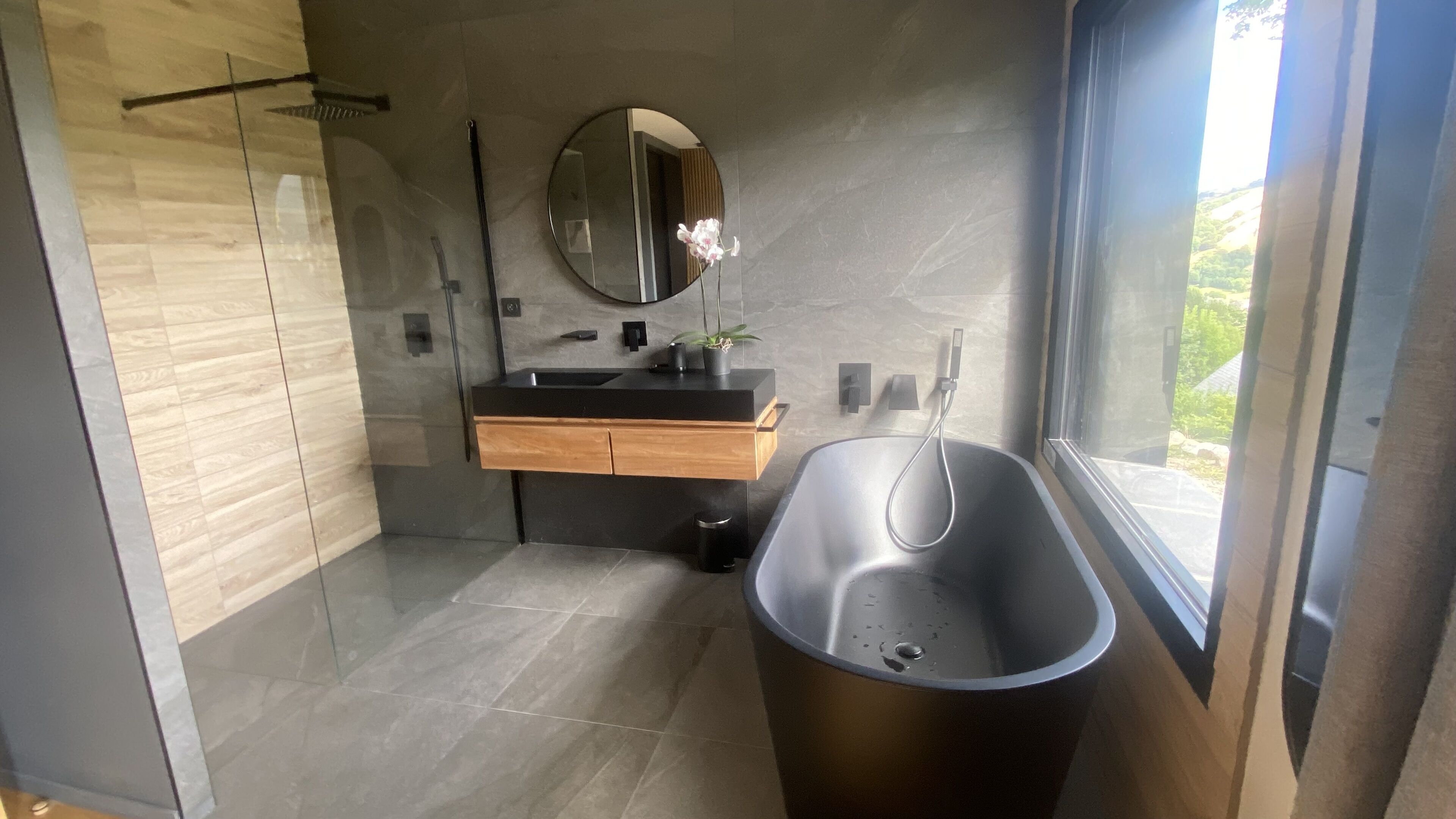 Douche, sèche-cheveux, serviettes fournies, savon