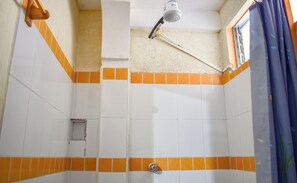 Shower, rainfall showerhead, towels, shampoo - Hotel el Amigo (Panajachel)