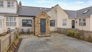 A residential property with a stone entrance, a paved driveway, and a fenced garden area. - 2 bedroom accommodation in Quebec (Quebec)