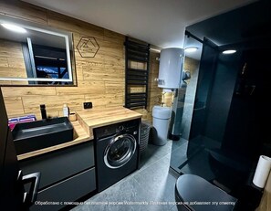 Douche, sĂšche-cheveux, serviettes fournies, savon