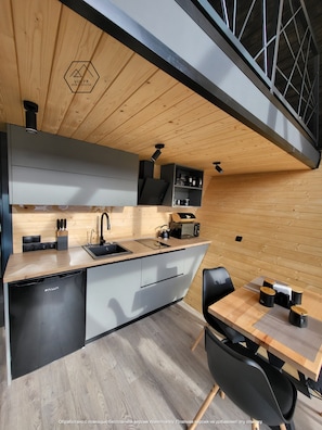 Réfrigérateur, micro-ondes, batterie de cuisine, vaisselle et ustensiles