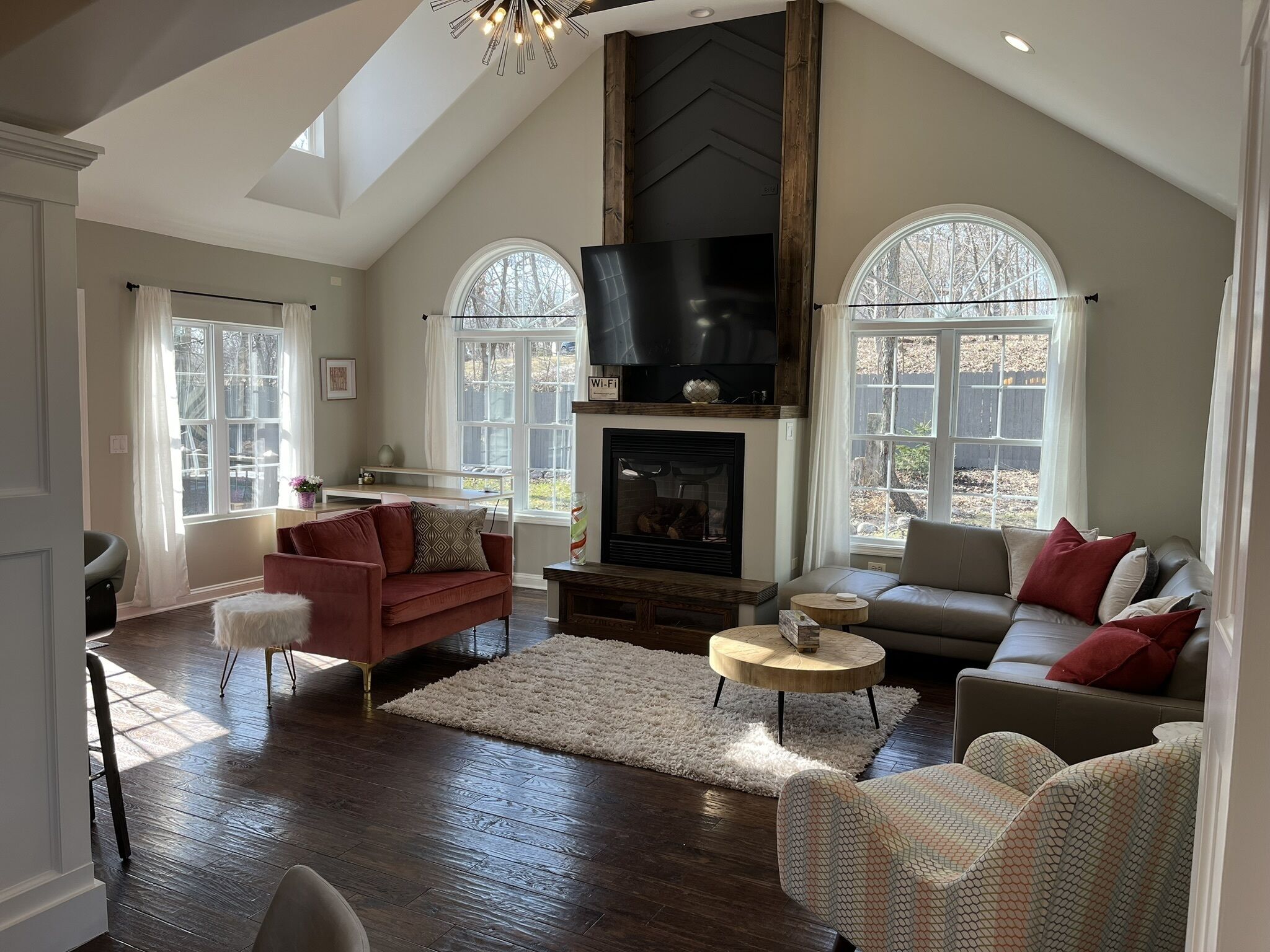Spacious home/room to gather. Walk to Lake! Video Games, Hot Tub, Paddleboards!