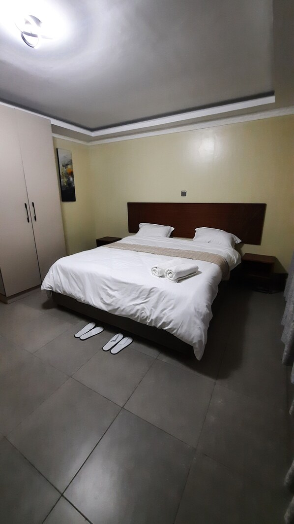 1 غرفة نوم ومكتب وستائر تعتيم ومكواة/لوح كي