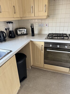 Economy Apartment | Private kitchen | Full-size fridge, microwave, oven, toaster - Havana 2 bed Apartment in london (London)