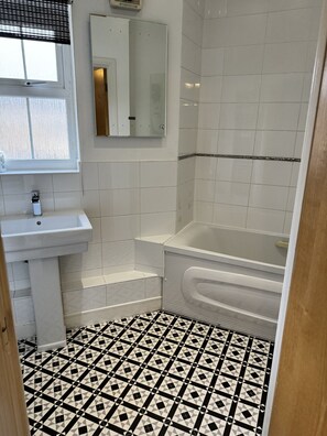 Economy Apartment | Bathroom - Havana 2 bed Apartment in london (London)