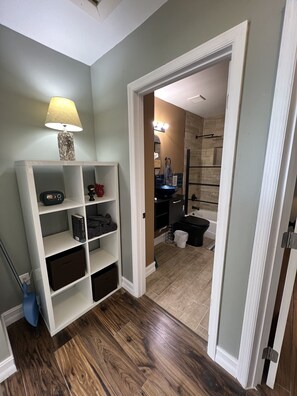 Interior - Airport landing at Amazing Grace FREE PARKING (Tampa)