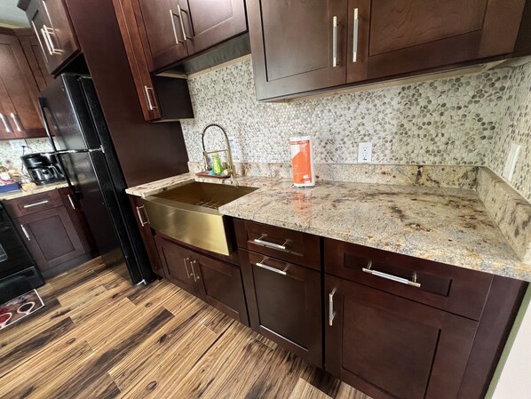 Private kitchen - Airport landing at Amazing Grace FREE PARKING (Tampa)