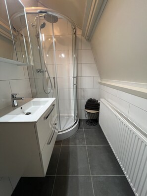 Kostenlose Toilettenartikel, Haartrockner, Bademäntel, Handtücher