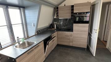 Kjøleskap, mikrobølgeovn, ovn og kokeplater