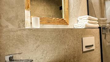 Executive Studio Suite, 1 King Bed, Non Smoking, River View | Bathroom