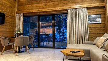 Chalet Mewah, 1 Tempat Tidur King dengan tempat tidur Sofa, pemandangan sungai | 1 kamar tidur, seprai katun Mesir, dan seprai premium