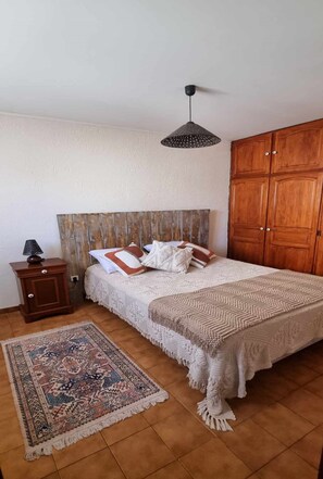 3 bedrooms, iron/ironing board, travel cot, free WiFi