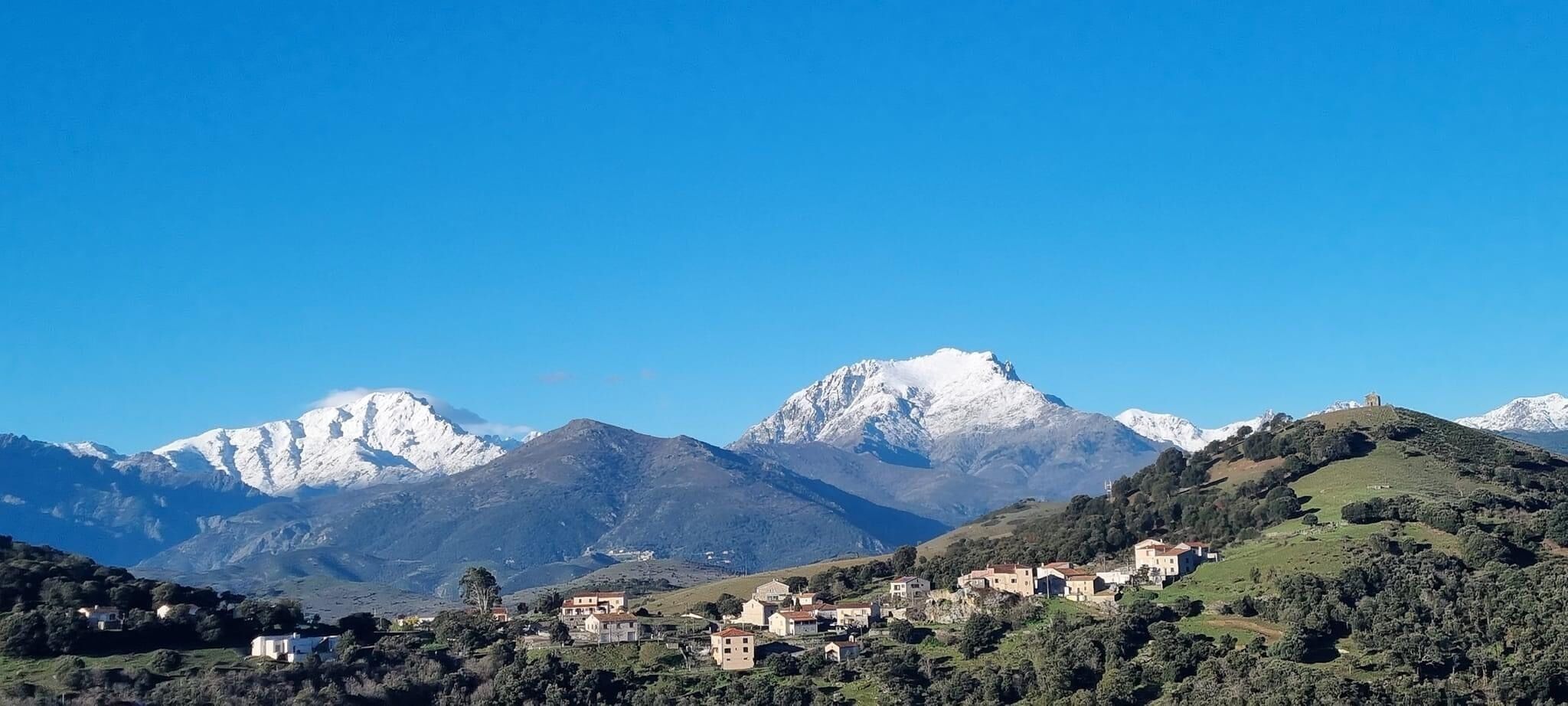 Ducha, secador de pelo, toallas y jabón