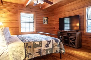 2 soverom, skrivebord, strykejern/-brett og wi-fi (inkludert)