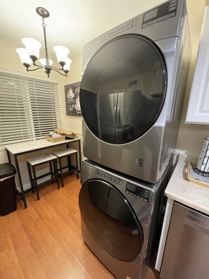 Interior - Near Claremont La Verne near highways 10 57 210 Memory foam Queen's bed (La Verne)