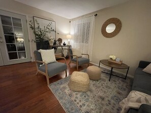 Interior - Near Claremont La Verne near highways 10 57 210 Memory foam Queen's bed (La Verne)