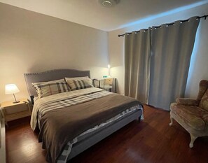 4 habitaciones, escritorio, tabla de planchar con plancha y wifi 