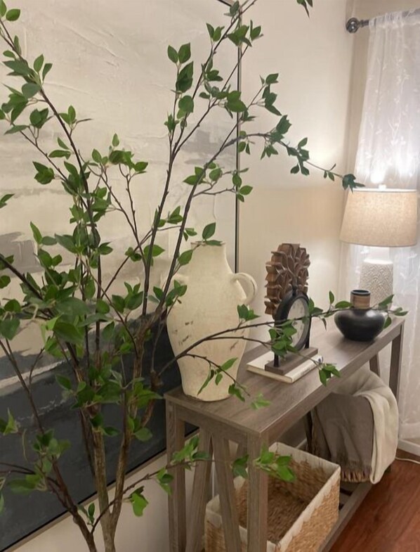 Interior - Near Claremont La Verne near highways 10 57 210 Memory foam Queen's bed (La Verne)