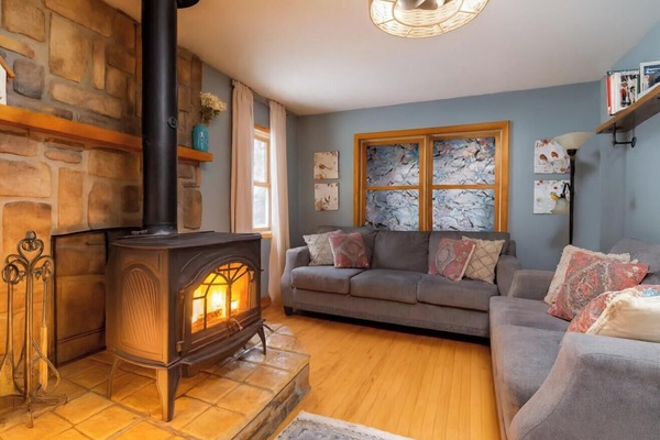 Smart-tv, een open haard, videospelletjes en boeken