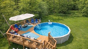 Una piscina al aire libre, una piscina climatizada