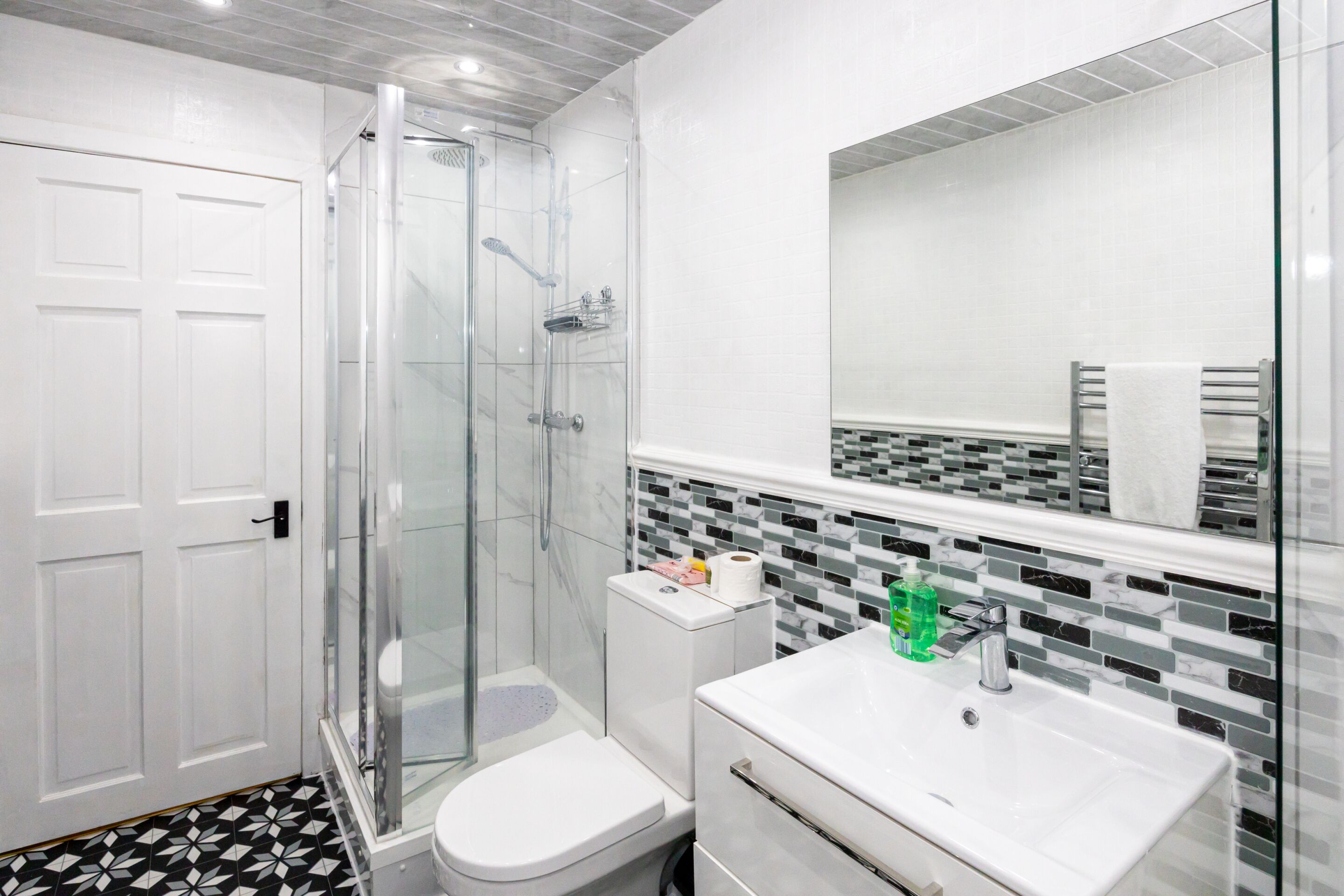 Douche, serviettes fournies, savon, papier toilette