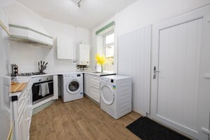 Jääkaappi, mikroaaltouuni, uuni, liesi