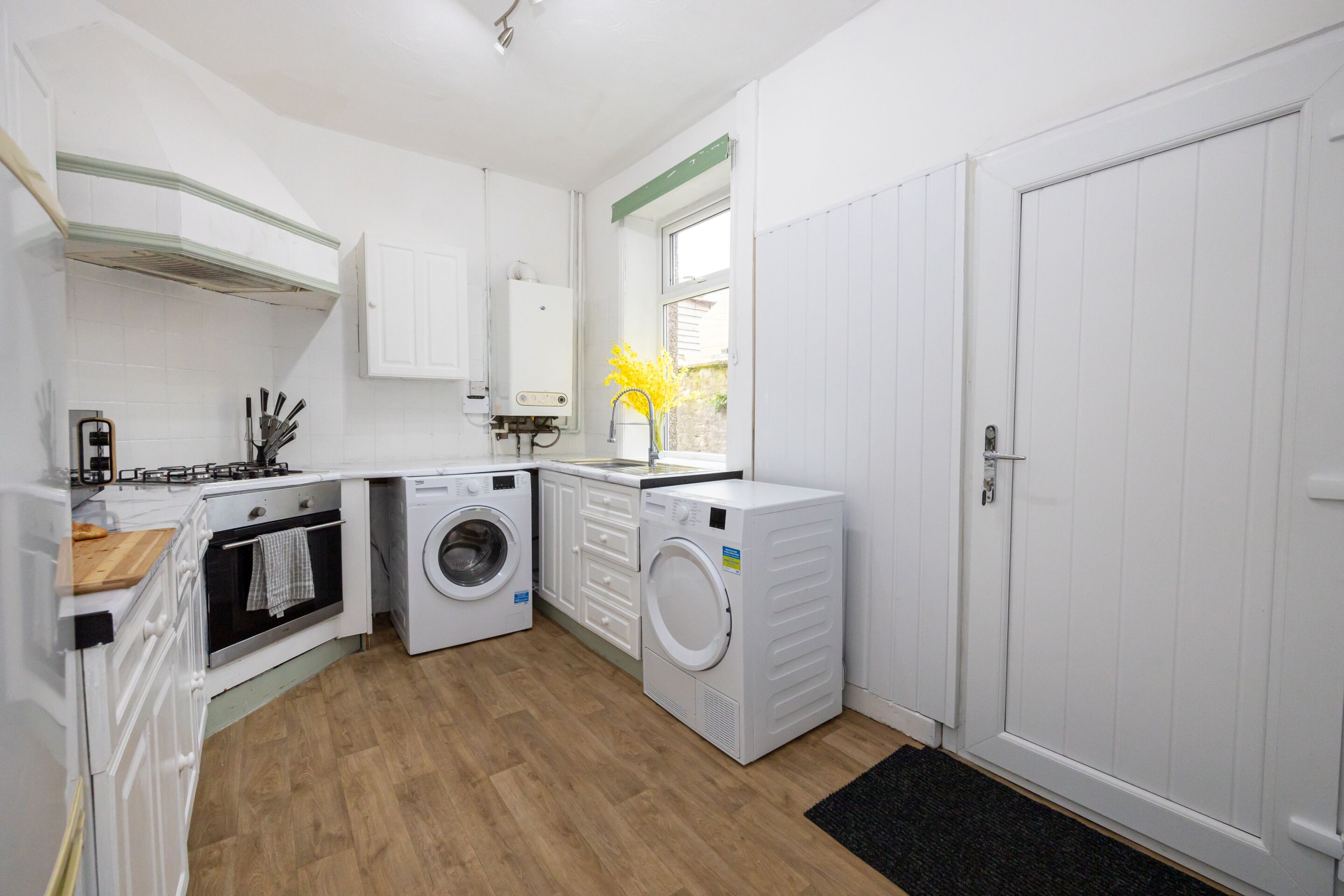 Coffee/tea maker, fridge, microwave, oven