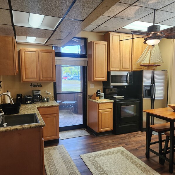 Réfrigérateur, micro-ondes, four, plaque de cuisson