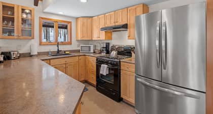 Large mountain cabin getaway with high speed WiFi and hot tub in Jackson, NH