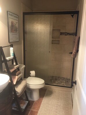 Shower, hair dryer, towels, soap - Taylor Barn fun with this farm environment yet only 5 min to Sunset Beach (Calabash)