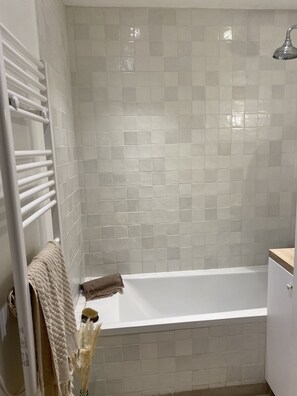 Hiustenkuivaaja, pyyhkeet, saippua, sampoo