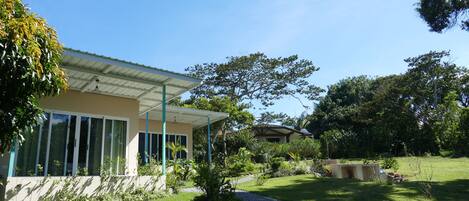 Caja de seguridad en la habitación y decoración personalizada