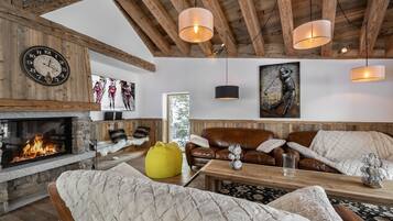 Tv, eldstad, dvd-spelare och en stereo