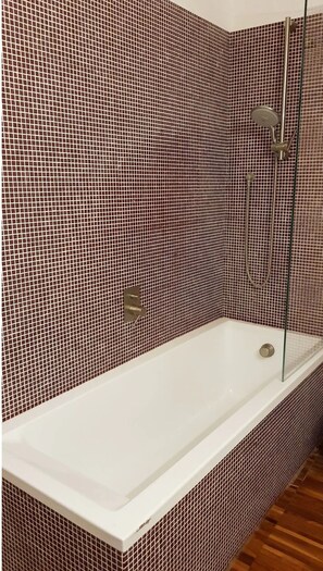Dusche, Haartrockner, Bidet, Handtücher