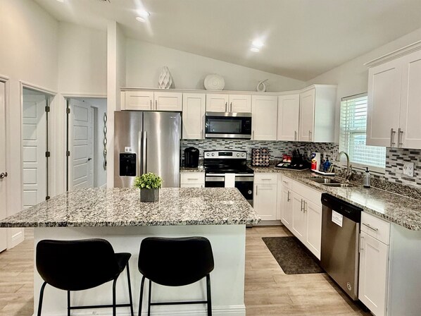 Fridge, microwave, oven, stovetop - Ocala Oasis on Pecan Road (Ocala)