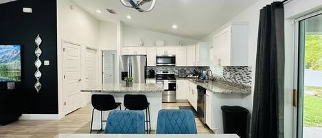 冷蔵庫、電子レンジ、オーブン、コンロ