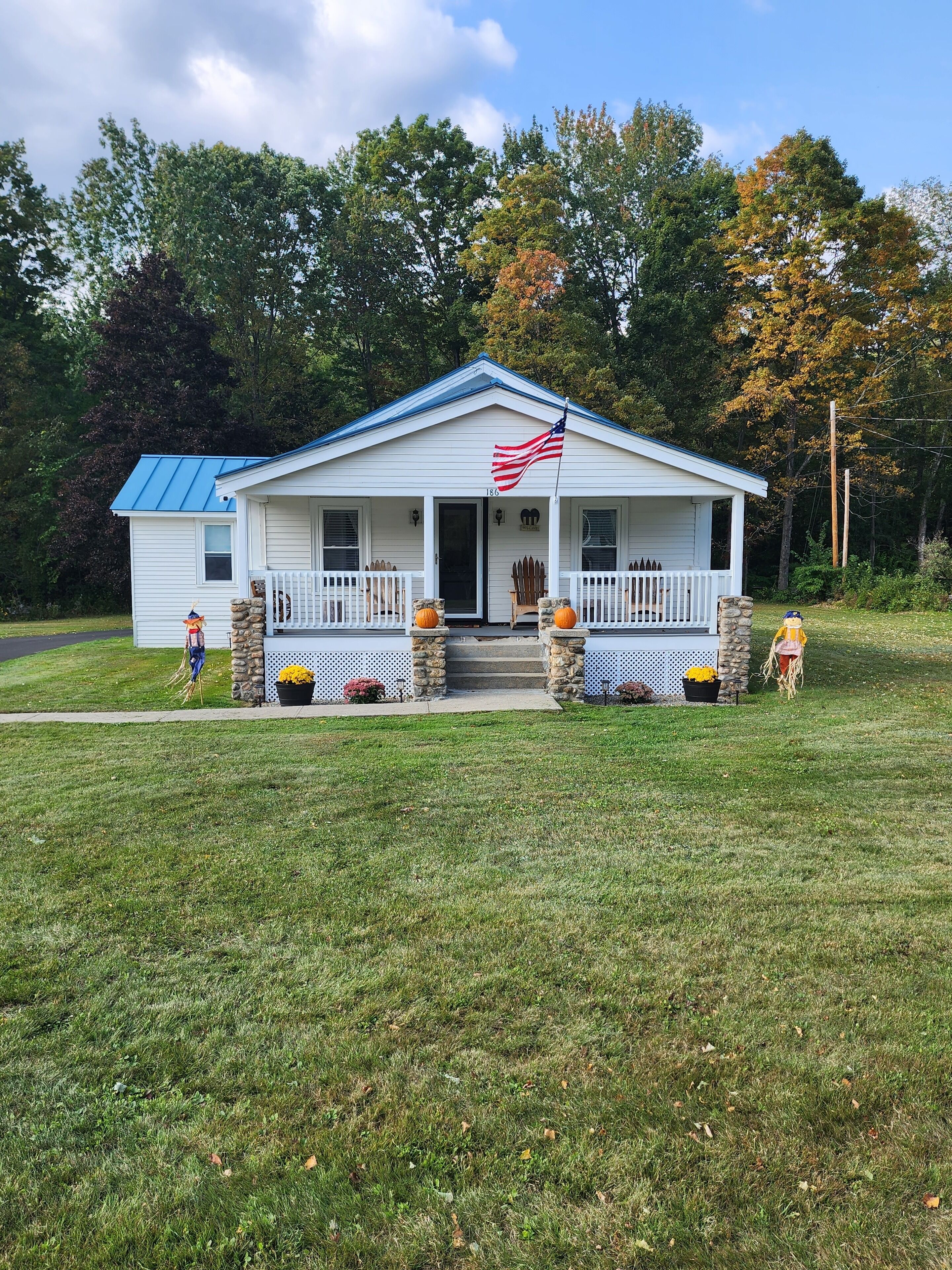 Cozy home with a view! 5 min to Loon & walking distance to shops & restaurants 