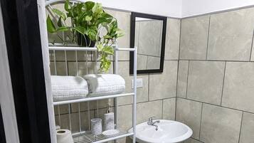 مجففات شعر، مناشف، صابون، ورق حمّام