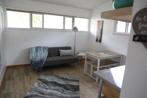 Smart TV, books - Mid-Century Modern Home with Attached Suite in Kanab, Utah. Vintage meets modern (Kanab)