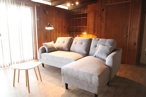 Smart TV, books - Mid-Century Modern Home with Attached Suite in Kanab, Utah. Vintage meets modern (Kanab)