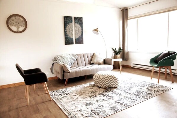 Smart TV, books - Mid-Century Modern Home with Attached Suite in Kanab, Utah. Vintage meets modern (Kanab)