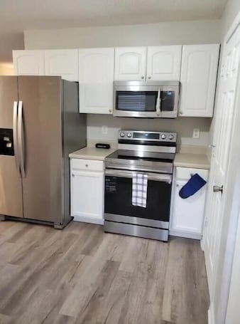 Private kitchen. Beautiful 3/2 Home. Walking distance from Coliseum.
