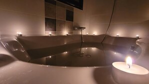 Asciugamani, sapone, shampoo, carta igienica