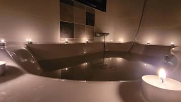 Towels, soap, shampoo, toilet paper