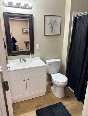 Douche, serviettes fournies, papier de toilette