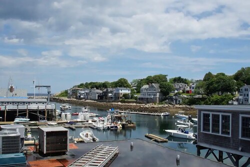 Harbor Retreat ★ Ocean View ★ Heart of Downtown ★